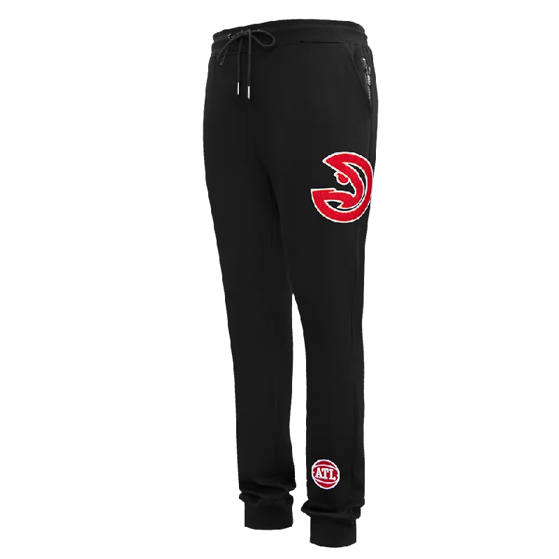 Streetwear Look NBA ATLANTA HAWKS CLASSIC CHENILLE MEN'S JOGGER (BLACK)