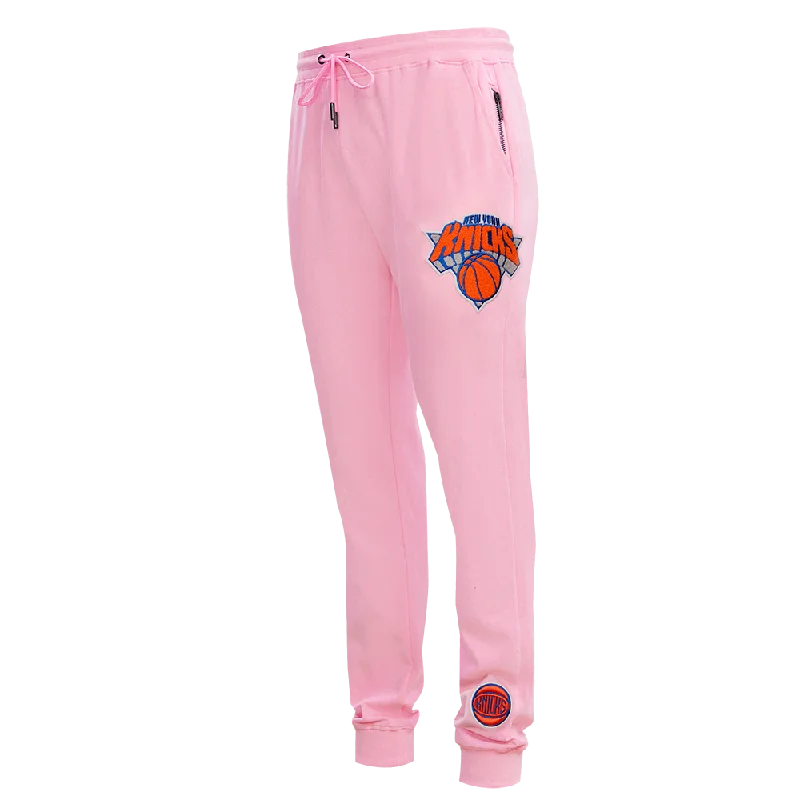 Street Hoodies NBA NEW YORK KNICKS CLASSIC CHENILLE MEN'S JOGGER (PINK)