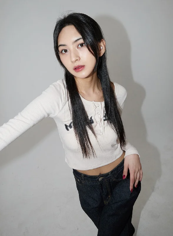 Minimal Classic Graphic Snap Button Scoop Neck Cropped Top BJ319