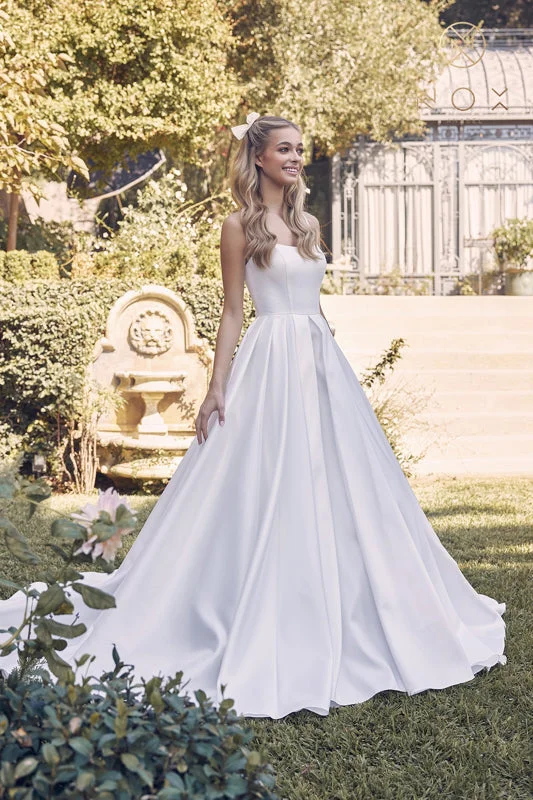 Fresh And Capable NOX ANABEL JE972 Fitted Laced-Up Back Minimalist Bridal Dress